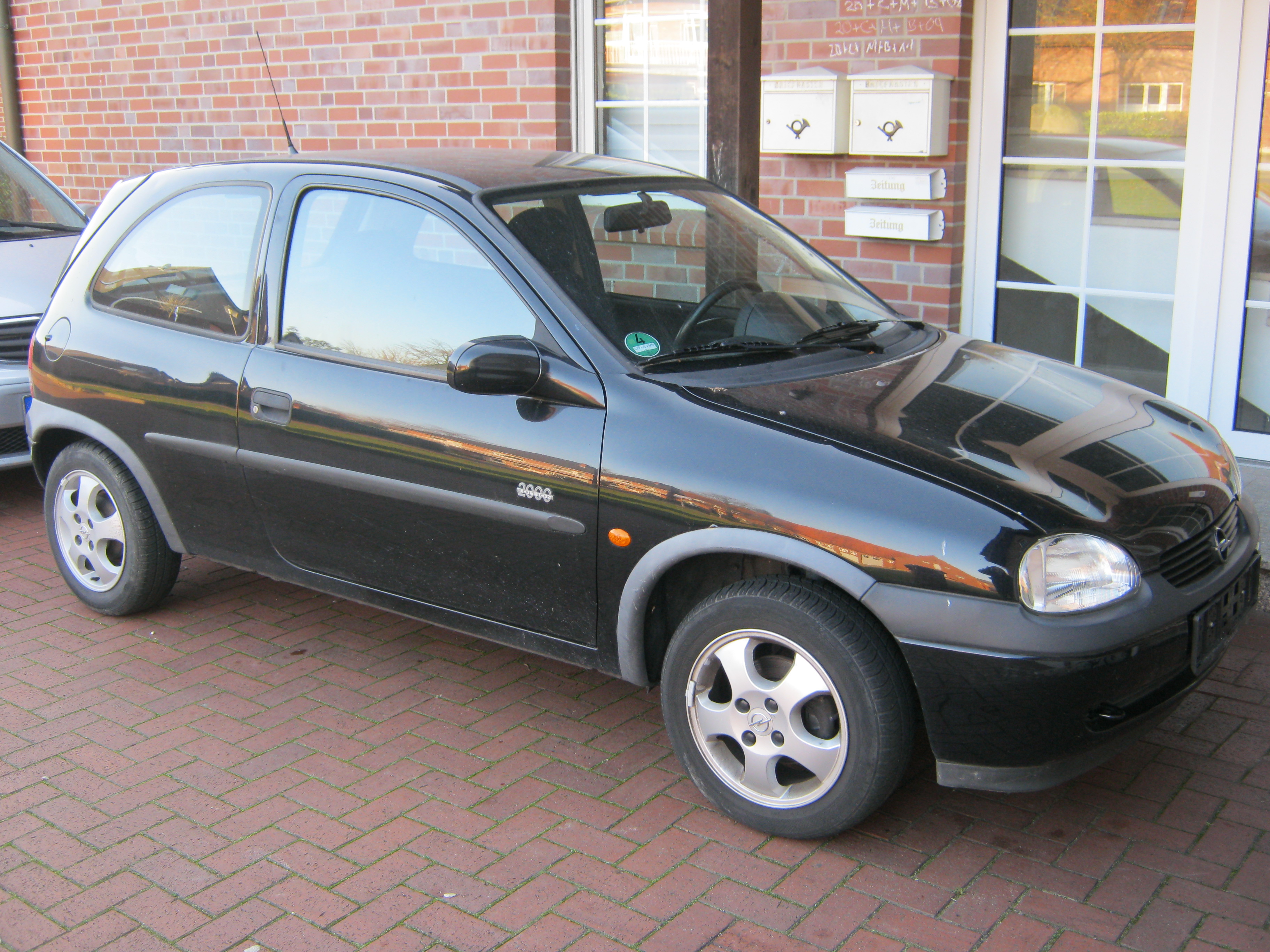 Opel Corsa B Edition 2000 Schwarz Topzustand : Biete