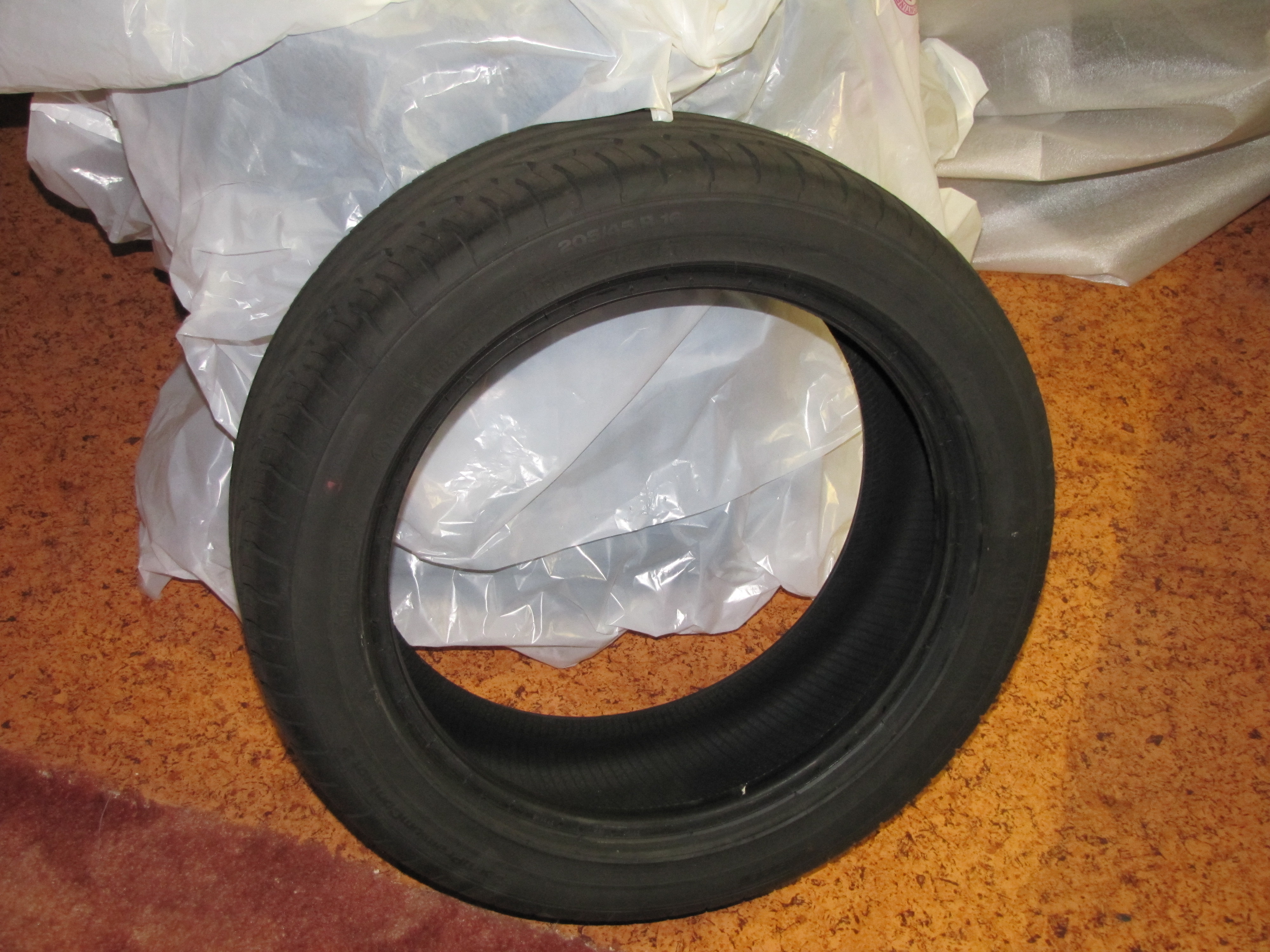 Continental PremiumContact 2 205/45 R16 83W : Biete