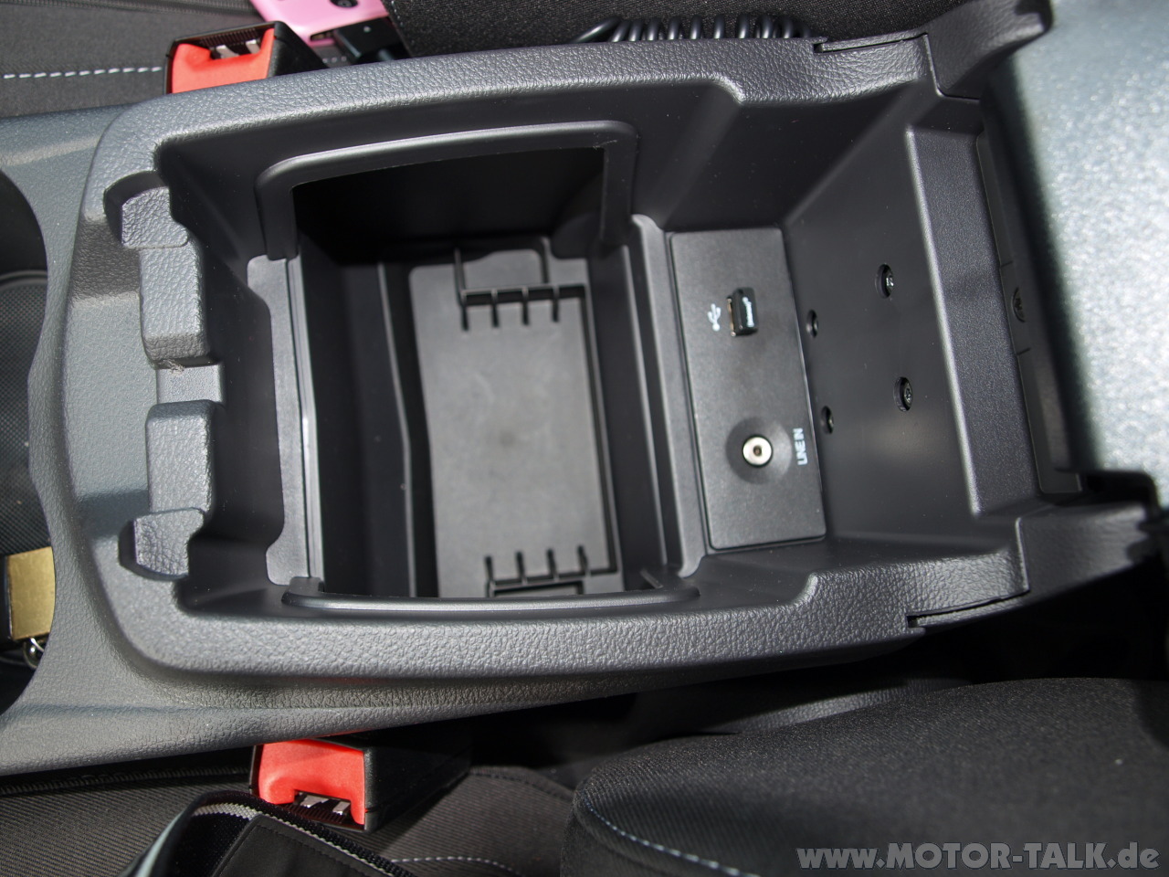 USBAnschluss in der Mittelkonsole Ford Focus Mk3 2.0