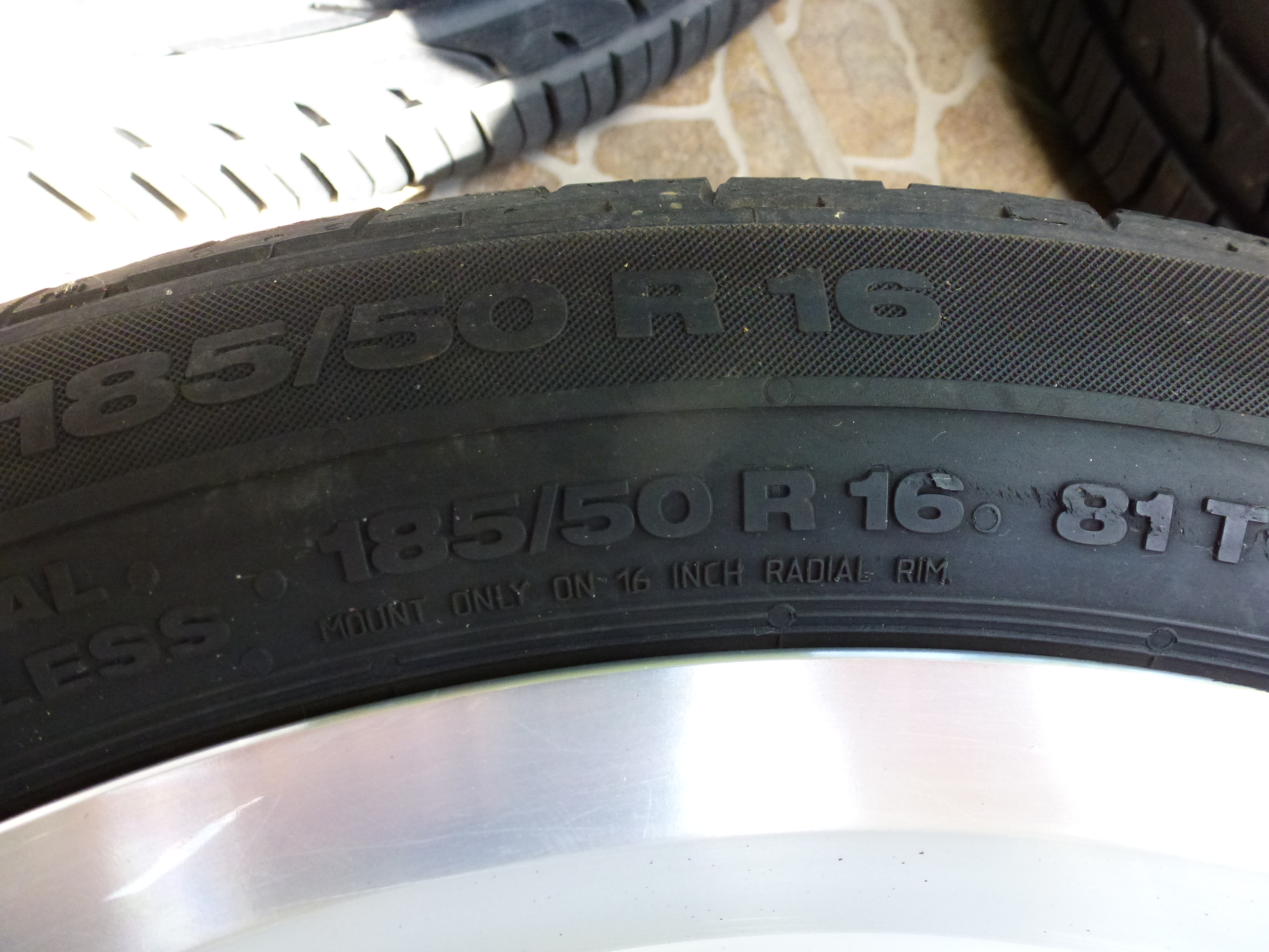 Original VW Up! Felgen mit Reifen 185/50/16 : Biete