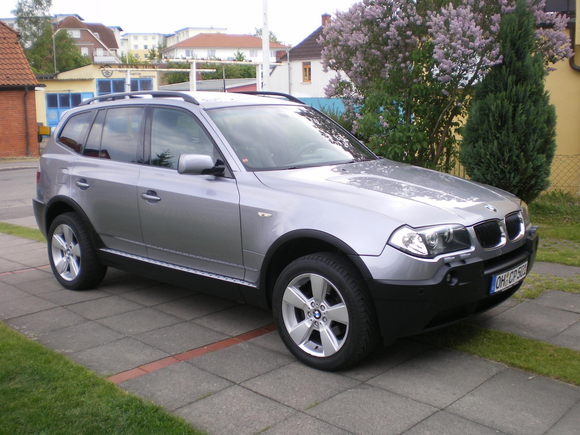 File:2004-2006 BMW X3 (E83) 2.5i wagon 01.jpg - Wikipedia