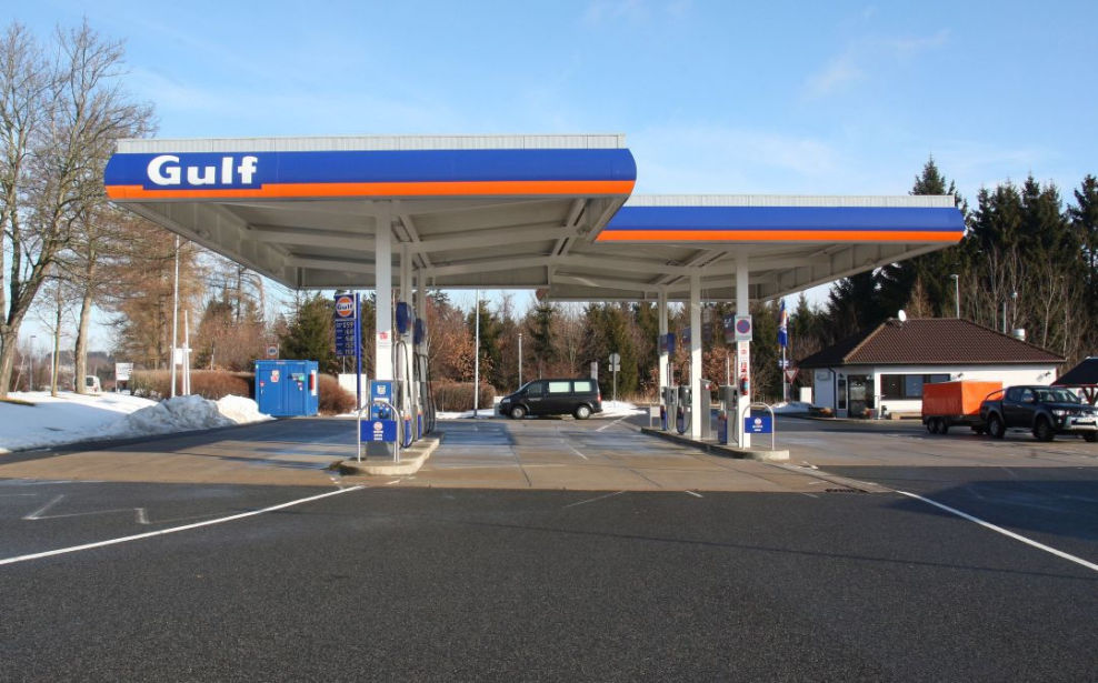 Gulf-Tankstelle mit kostenpflichtigen Luftdruck-Prüfgeräten. Die Kette hatte im Osten Deutschlands als erste die neuen Geräte eingeführt.