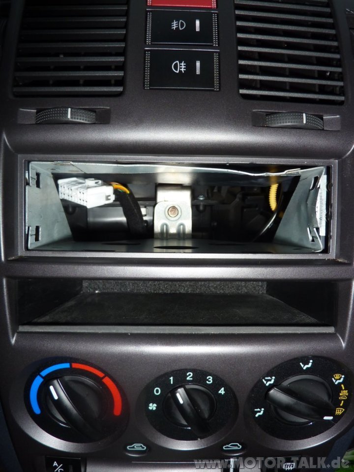 Hyundairadioschacht1 Hyundai Getz (BJ 2003) neues Radio