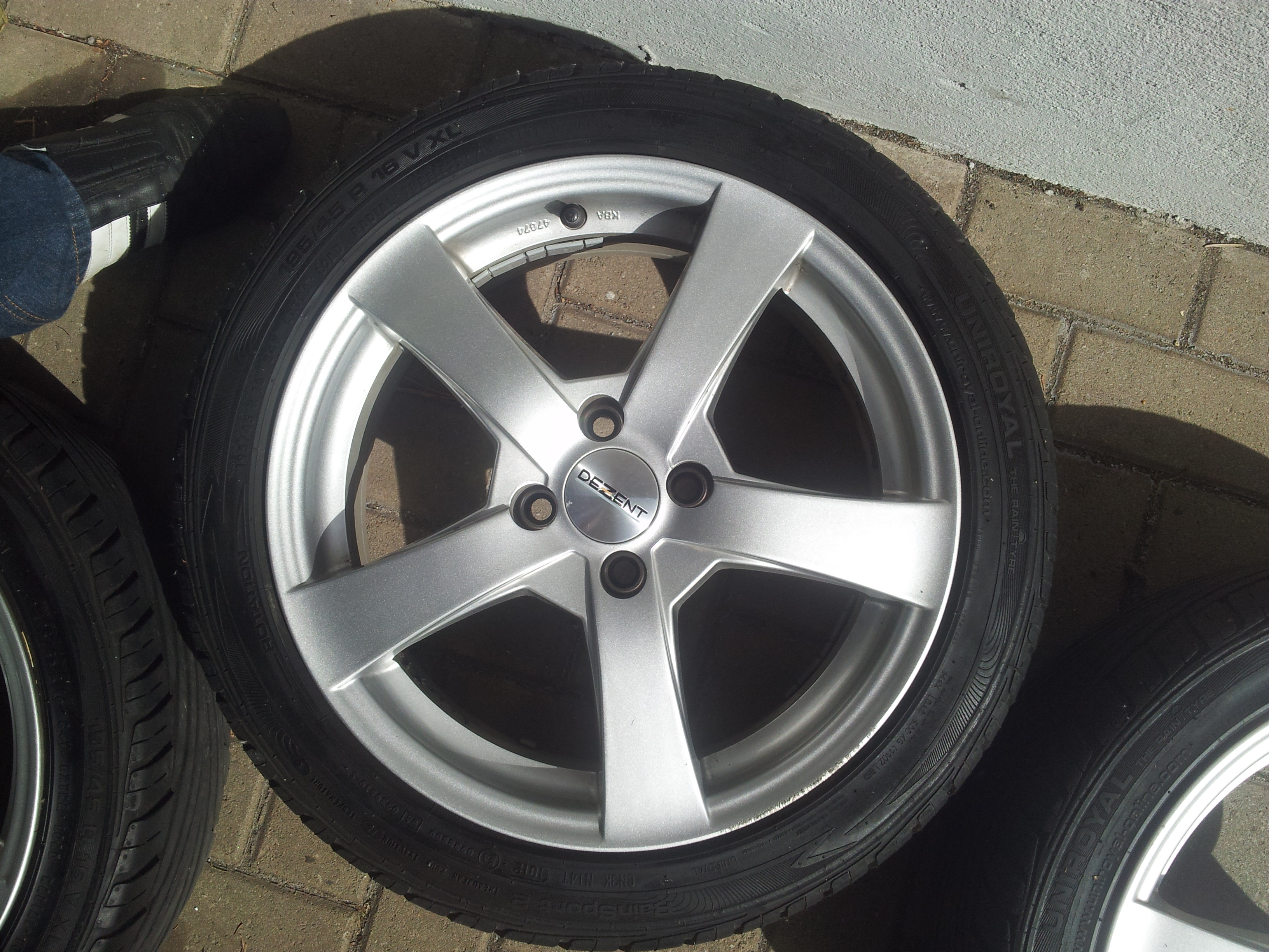 Biete hier meine Dezent RE 16" Felgen 4x100 mit 195 / 45 R16 : Biete