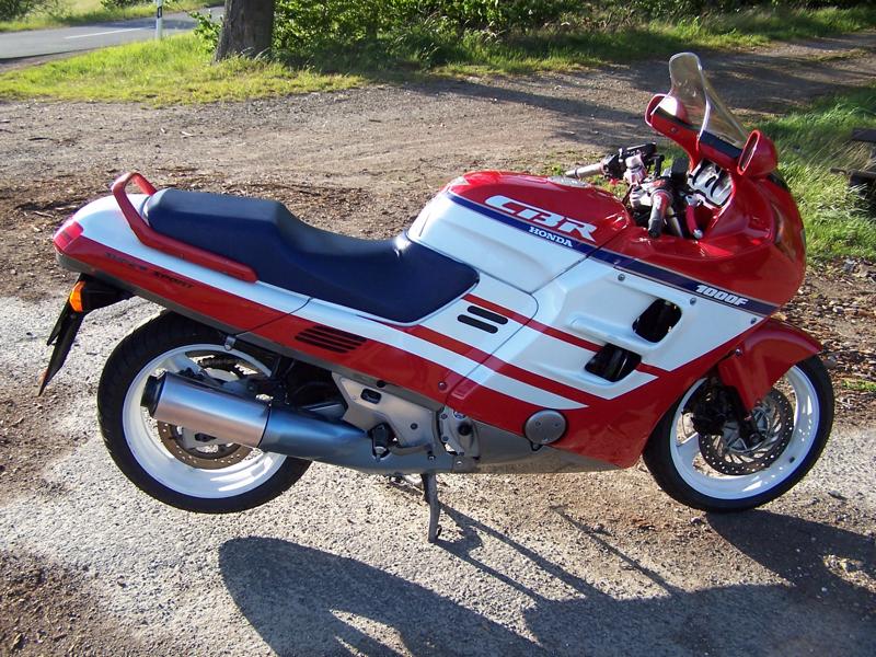 Honda cbr1000f sc24