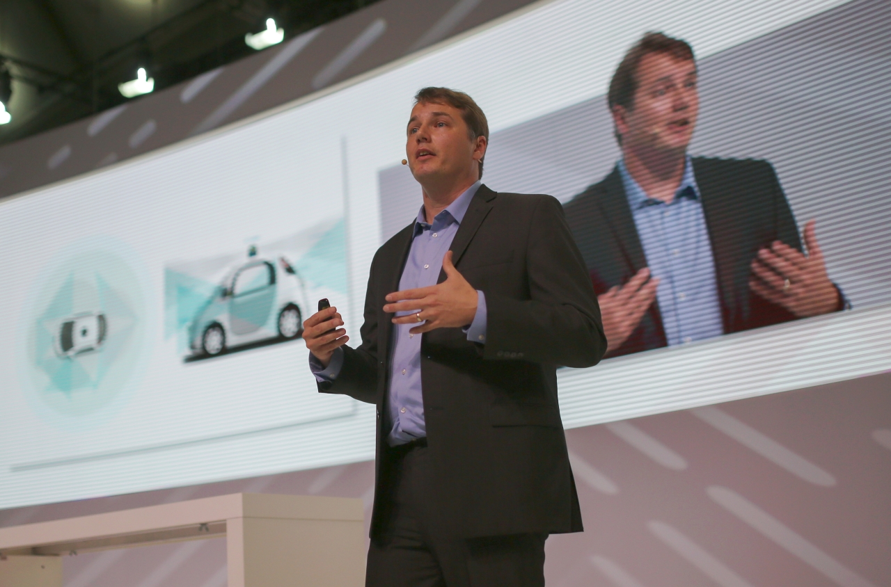 Aurora-Chef Chris Urmson spricht auf der IAA 2015- damals noch als Projektchef für selbstfahrende Autos bei Google