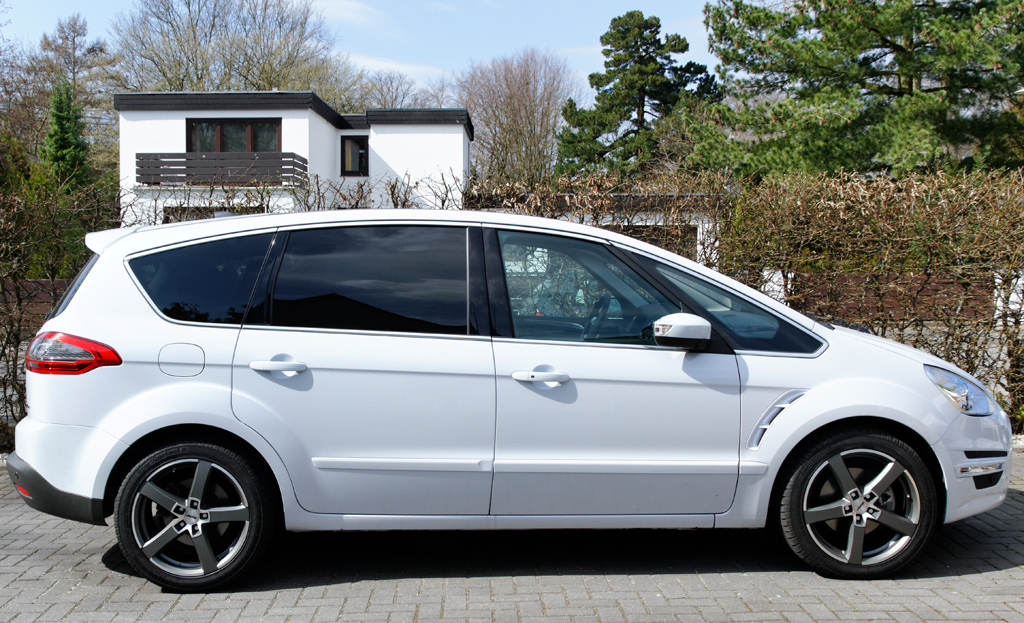 Volkswagen touran vs ford galaxy