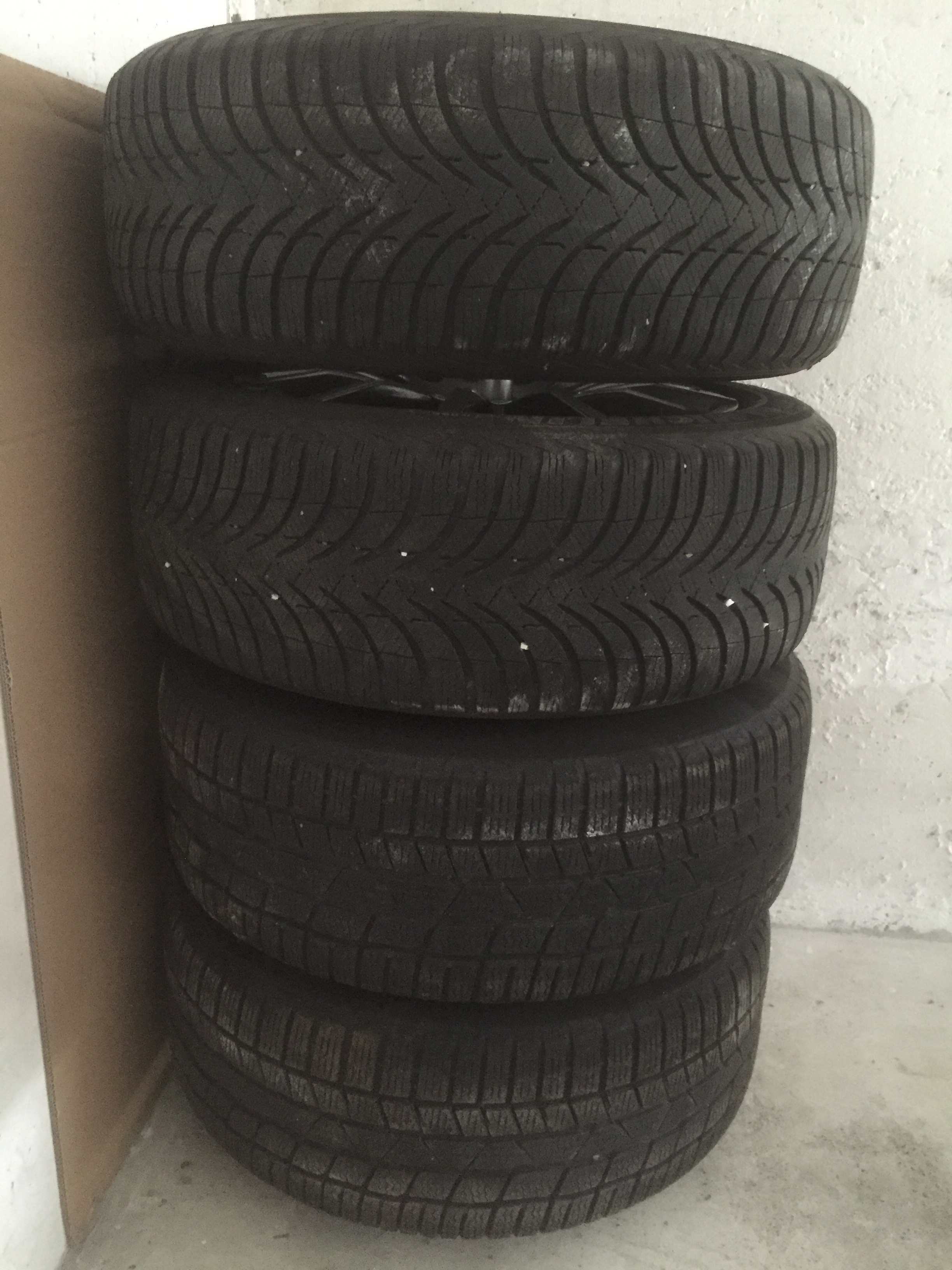225 50 R17 Winterreifen Alu komplett Räder : Biete