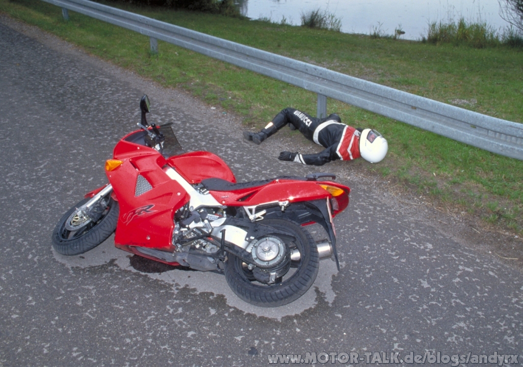  Motorrad  Nach Unfall  den Helm  abnehmen oder nicht 