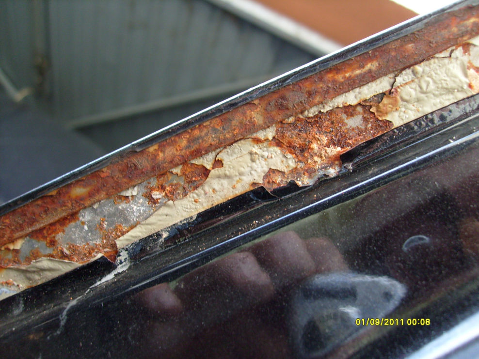 Erst ohne gummileiste sieht man den Rost : Erste Roststelle an der Karosserie : VW Golf 4 ...