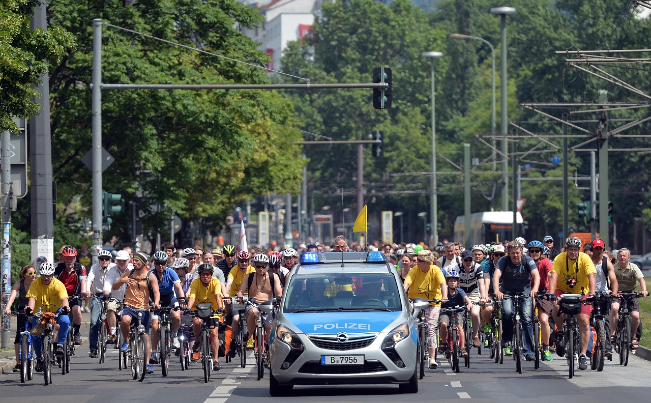 Tausende Radfahrer auf Sternfahrt durch Berlin