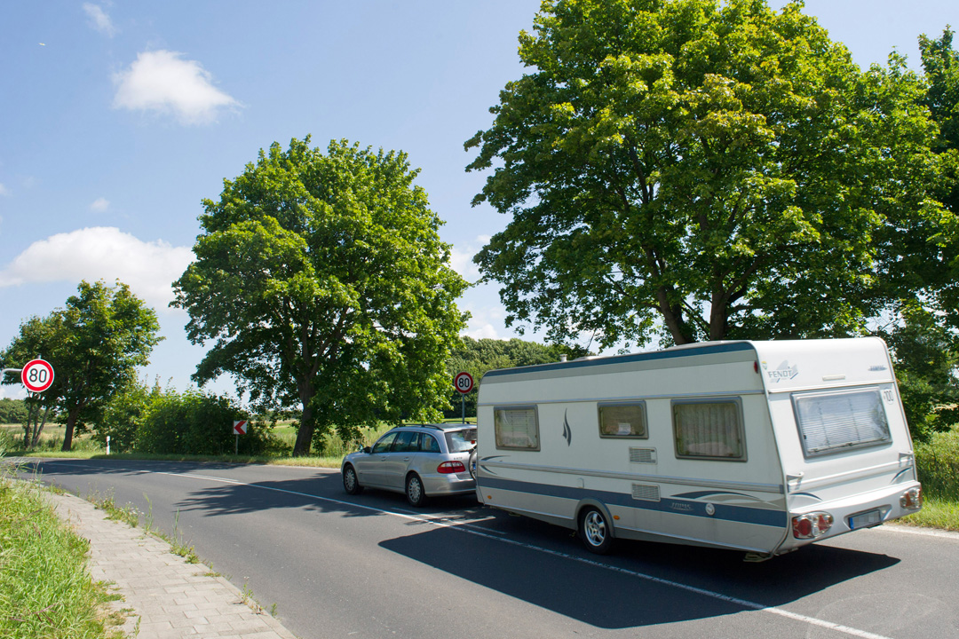 Manche Wohnanhanger Durfen Mit Bis Zu 100 Km H Bewegt Werden Manche Wohnanhanger Durfen Mit Bis Zu 100 Km H Bewegt Werden
