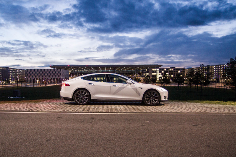 Tesla zieht geräuschlos an Mercedes und BMW vorbei - Bild: 208016619