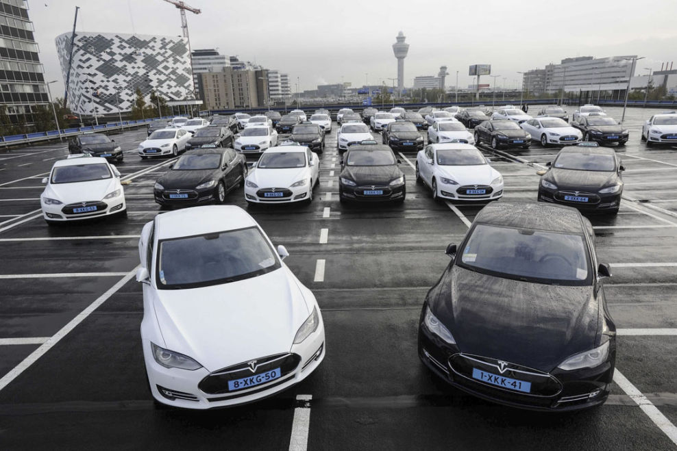 Tesla zieht geräuschlos an Mercedes und BMW vorbei - Bild: 208016622