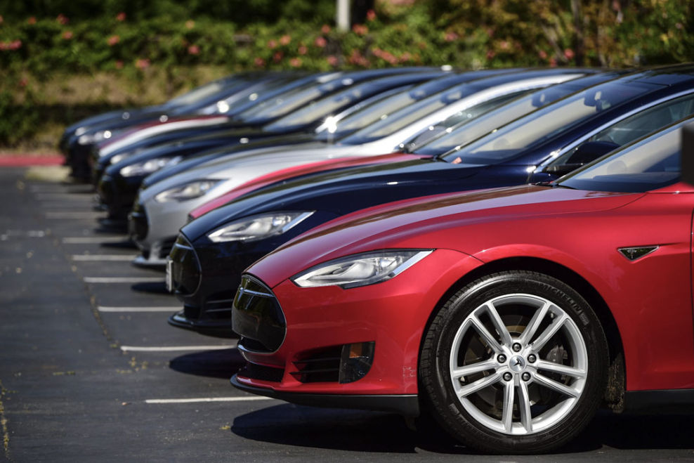 Tesla zieht geräuschlos an Mercedes und BMW vorbei - Bild: 208016623
