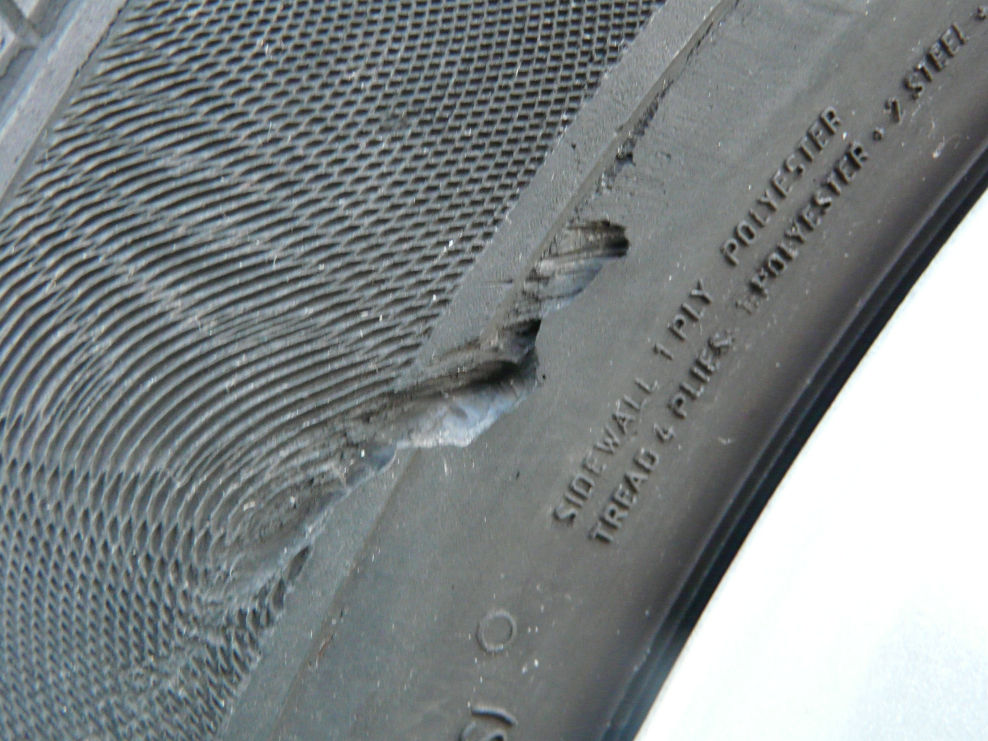 P1020065 Reifengummi Flanke beschädigt kann man damit noch fahren? Verkehr & Sicherheit