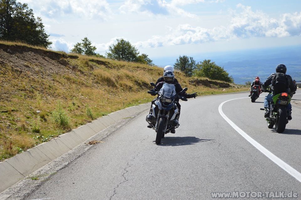 Fahren Sie Mit Dem Motorrad Auf Transbucegi Straße - Die Neueste 