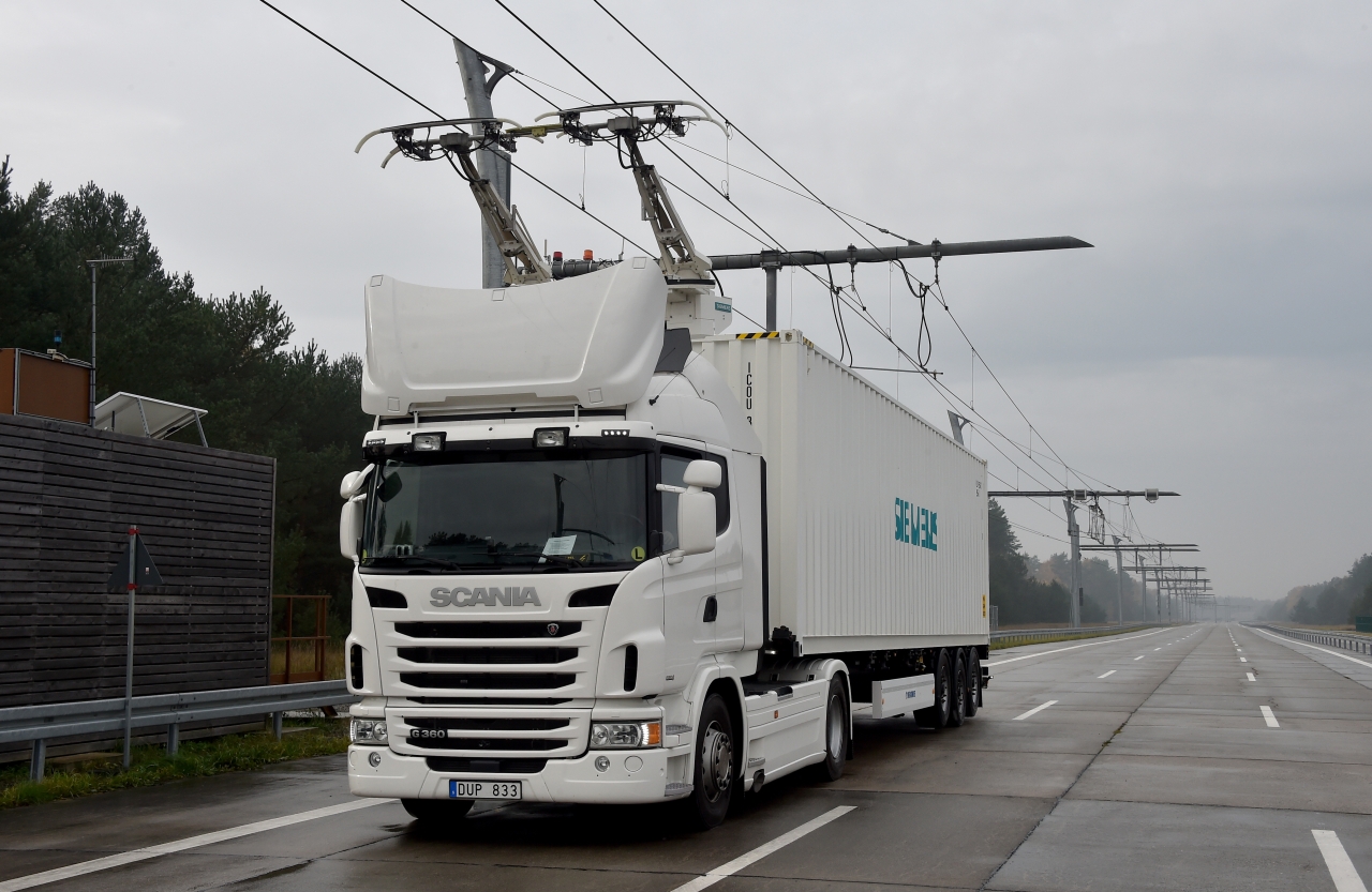 Auf einem Teilstück der A1 und der A5 testet VW Tochter Scania ab 2019 Elektro Lastwagen mit Strom aus der Oberleitung