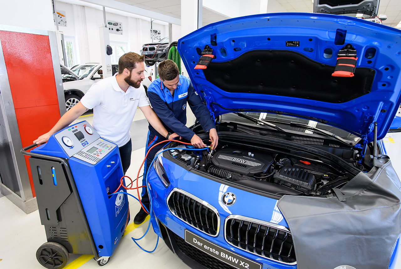 Schraubenschlüssel Und Laptop: Die Ausbildung Zum Kfz-Mechatroniker