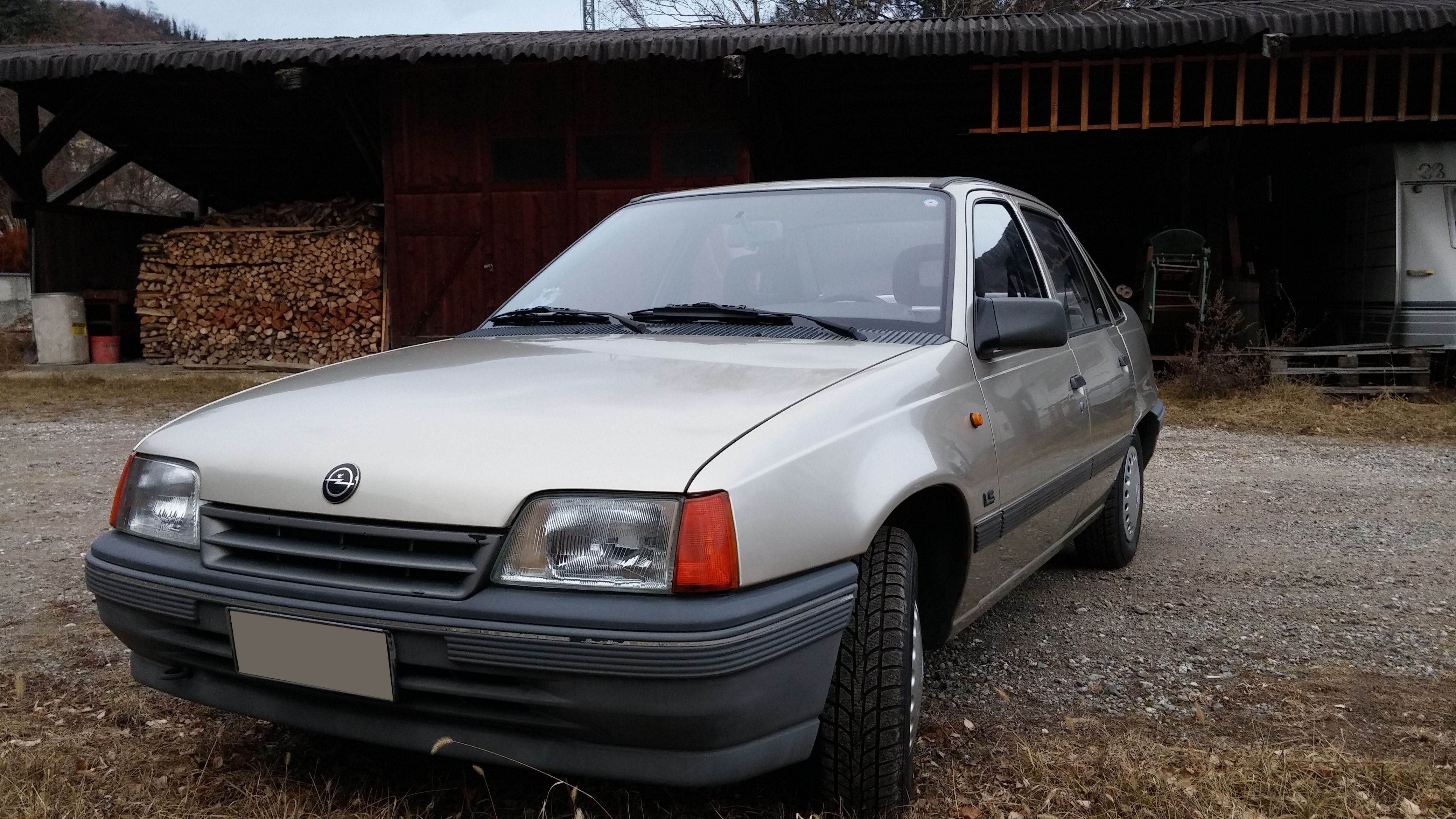 Opel kadett e седан