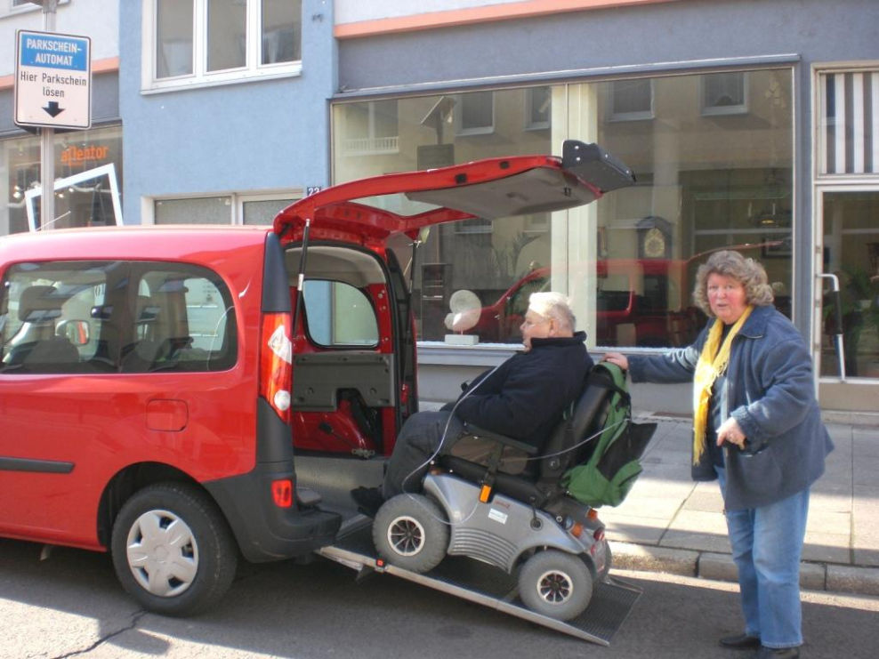 Neues-auto-einstieg : Elektrischen Rollstuhl ins Auto : Behindertengerechte Mobilität : #204142740