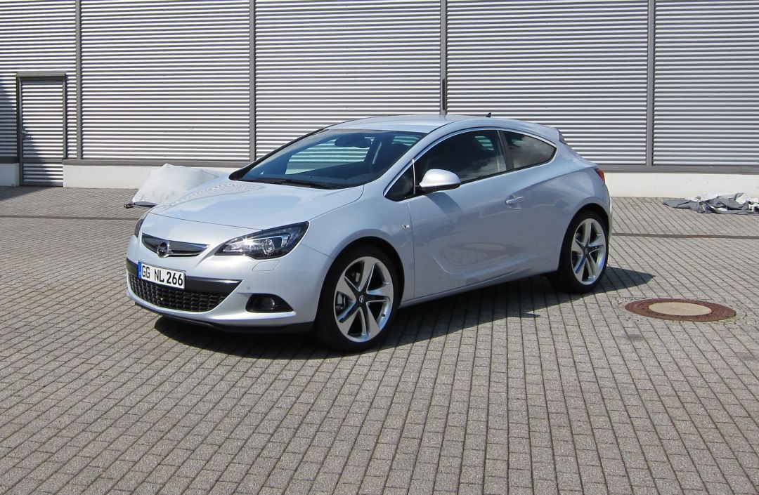 Opel astra gtc желтая