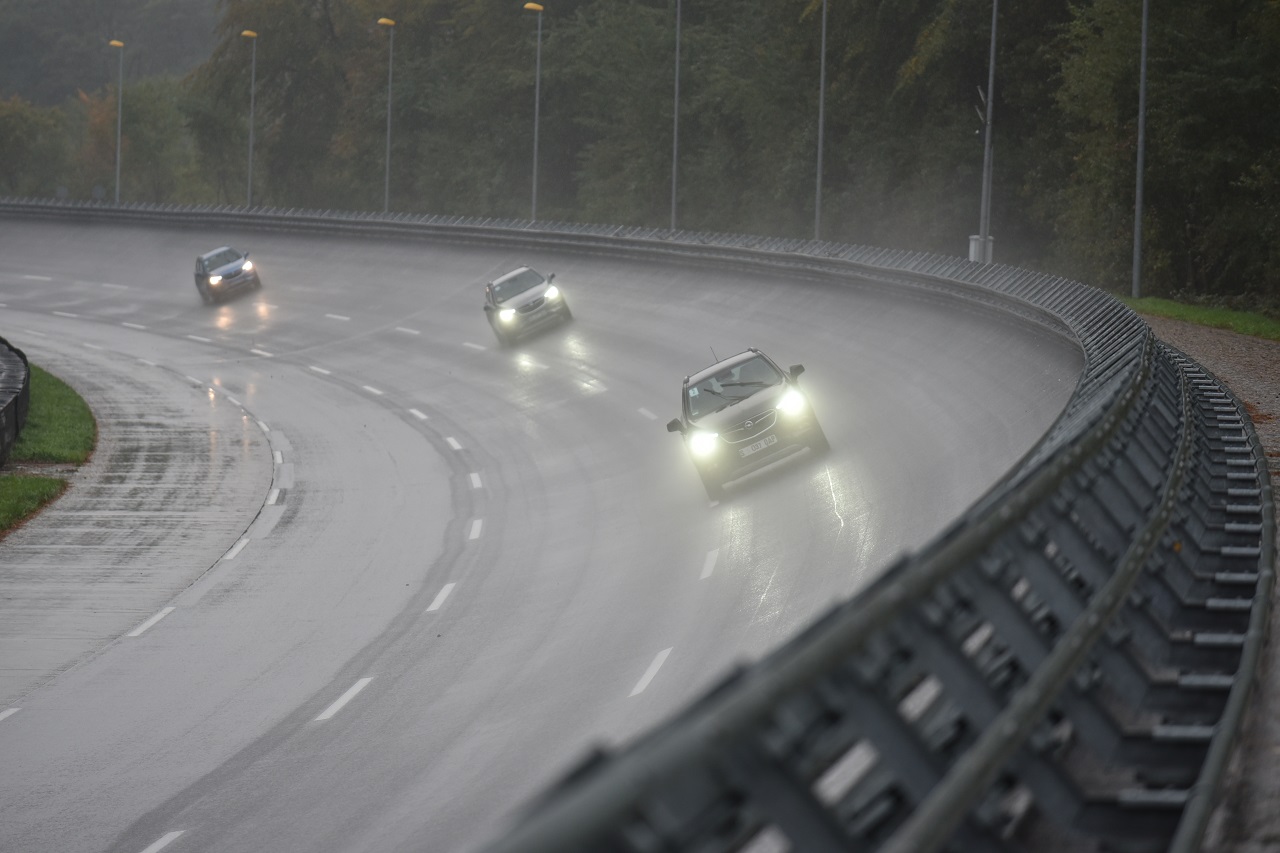 „ihr müsst richtig reintreten!“: autofahren am limit im opel testcenter