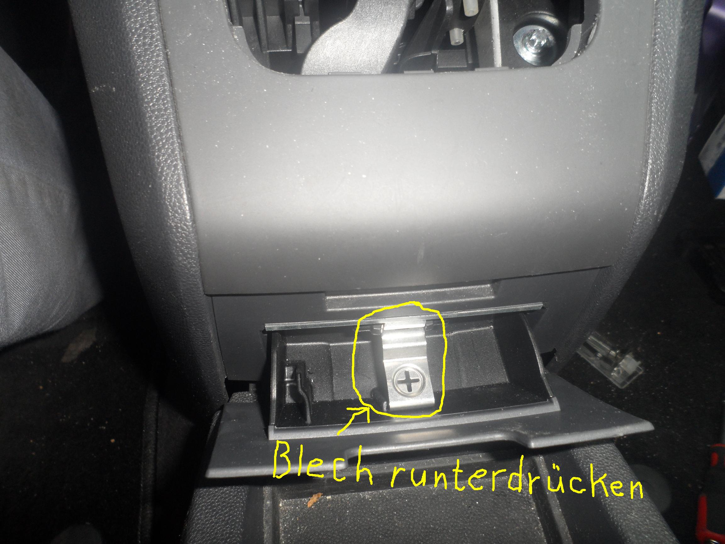 Sam-0381 : Wo Kommt Der Diagnose Stecker Rein? : Opel Zafira B : #204109422