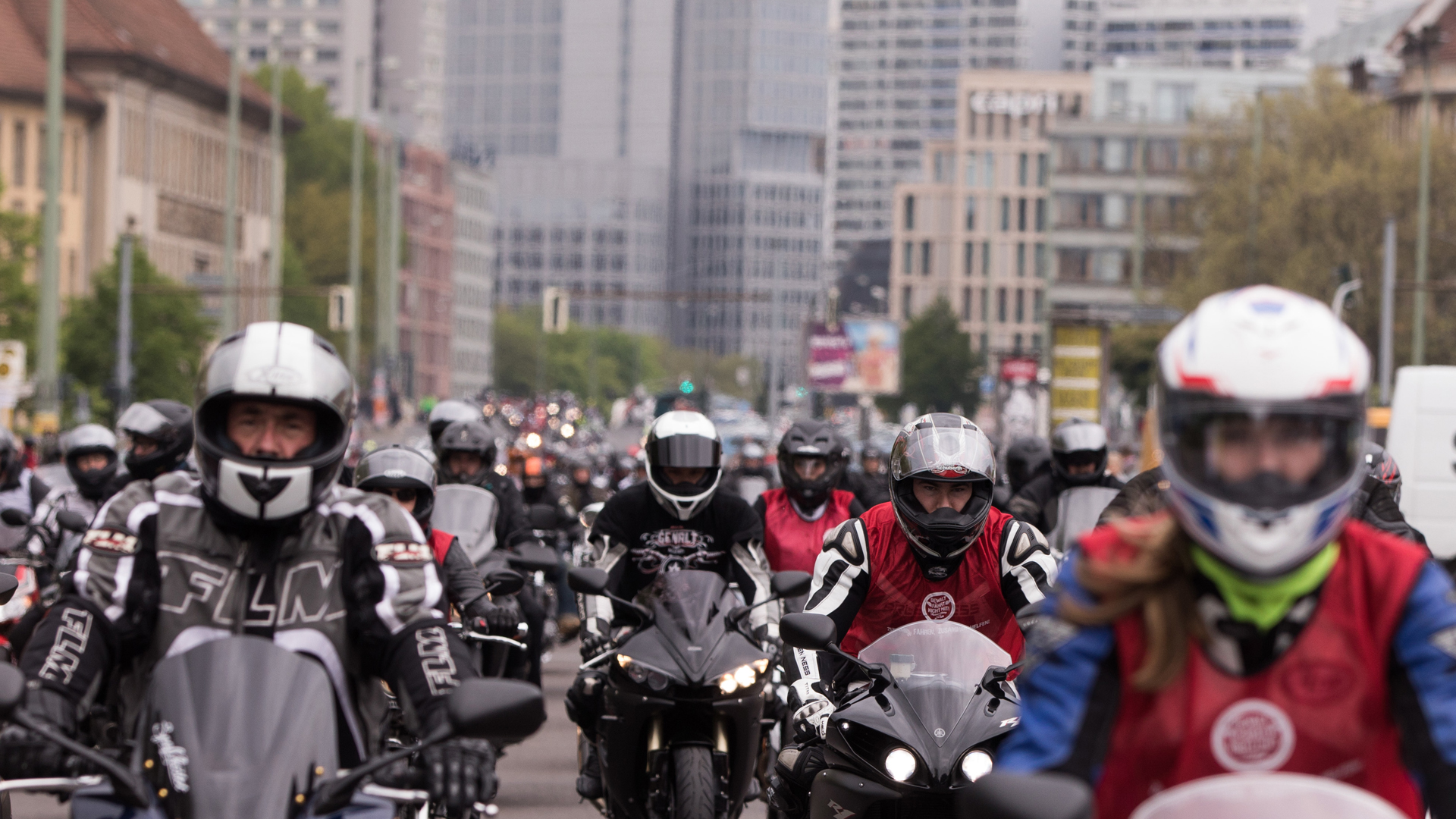 Tausende Motorradfahrer demonstrieren gegen Gewalt