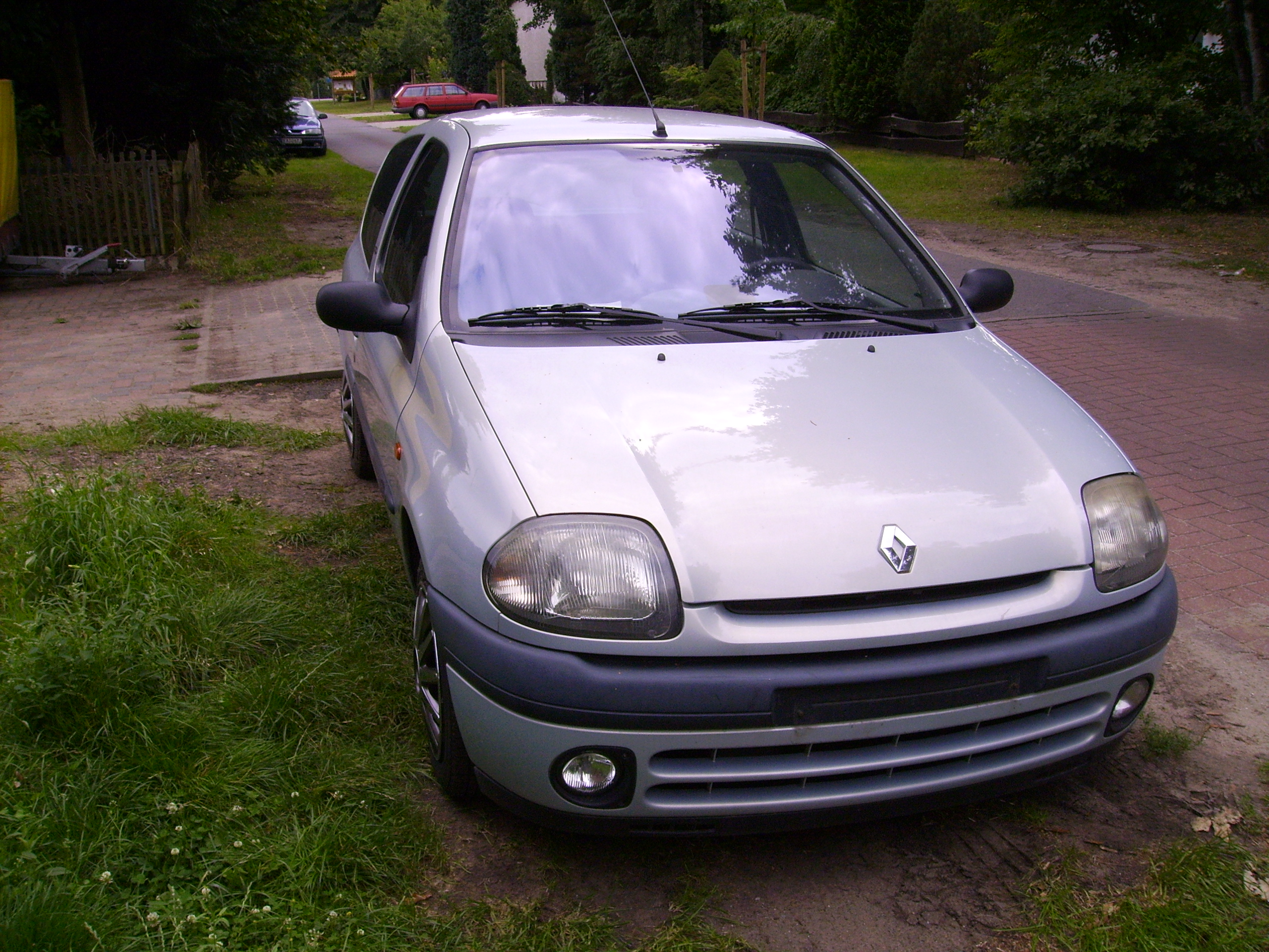 Schlachte Clio B Bj 99 Und Bj 2001 1,2 L Und 1,4 Liter : Biete Renault