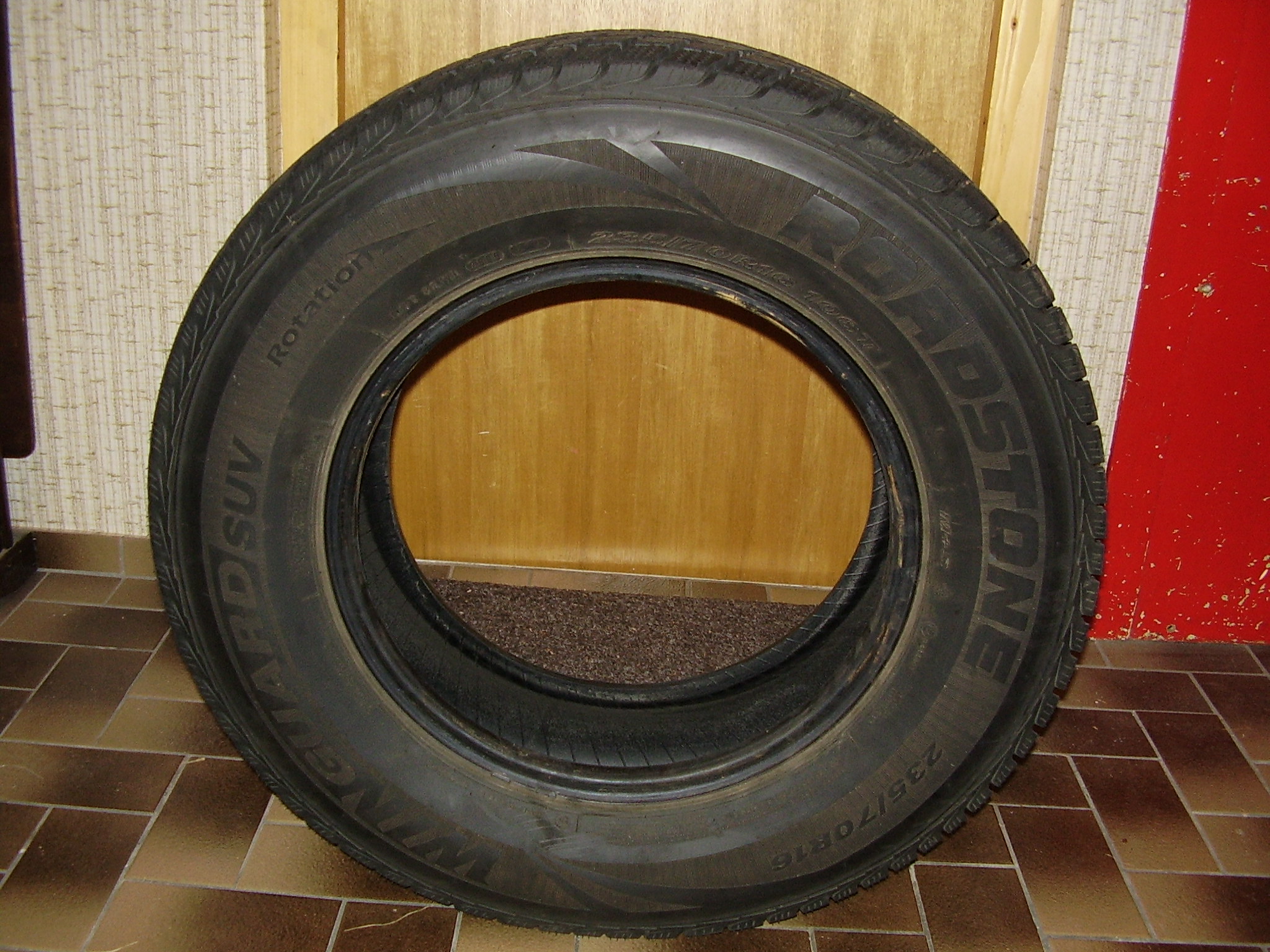 235/70/R16 Roadstone Winterreifen 2 Stück : Biete Reifen & Felgen